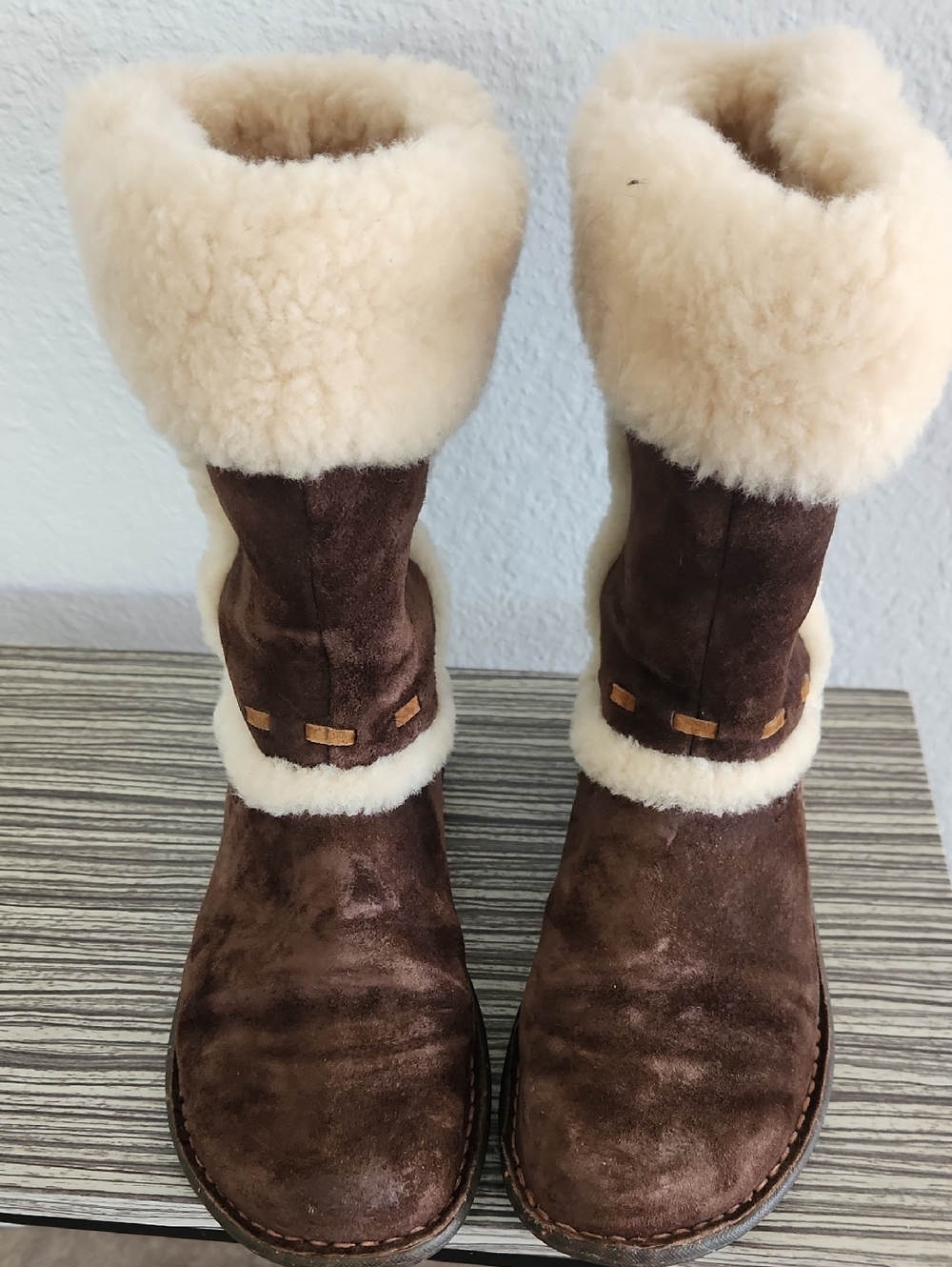UGGS....Cozy Shearling-Lined Brown Suede Boots
